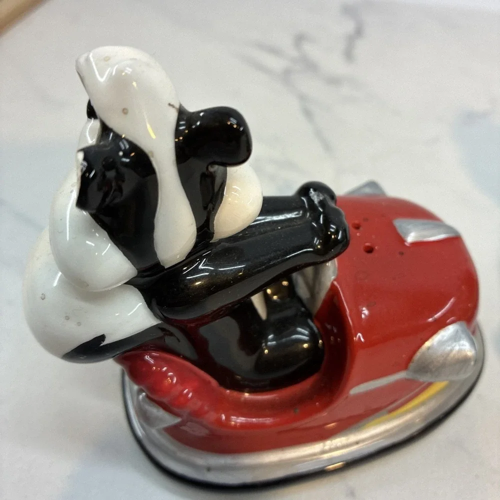Pepe Le Pew & Penelope Bumper Cars Salt and Pepper Shakers Vtg 2000 Warner Bros